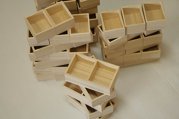 �C���e���A�p�˔�